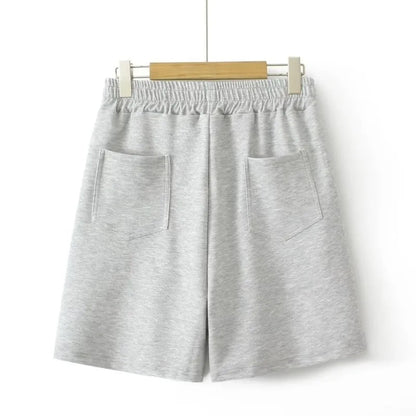 Graue Herren-Shorts aus Baumwolle mit elastischem Bund und Taschen, bequem und lässig.