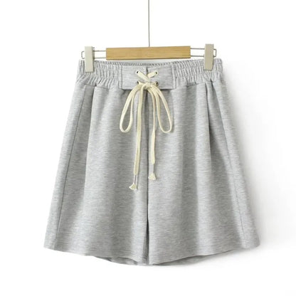 Graue Damen-Shorts aus Baumwolle mit Kordelzug, bequem und lässig für den Sommer.