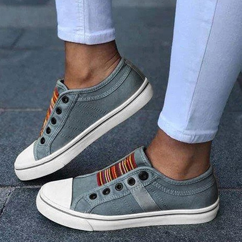 Graue Damen-Sneaker ohne Schnürsenkel, bunte Streifen, Freizeitschuhe, weißer Gummisohle.