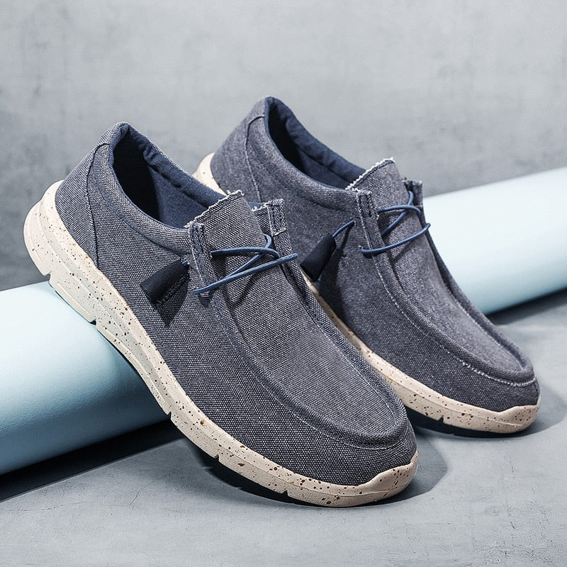 Graue Freizeitschuhe aus Leinen mit heller Sohle, Herrenmode, bequem, lässig, modern.