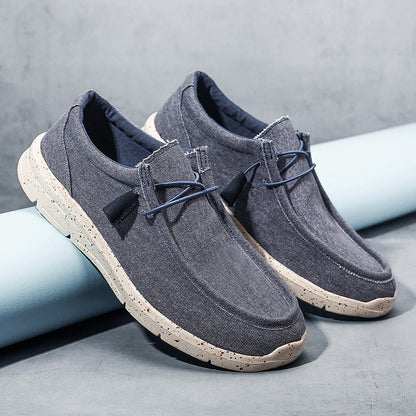 Graue Freizeitschuhe aus Leinen mit heller Sohle, Herrenmode, bequem, lässig, modern.