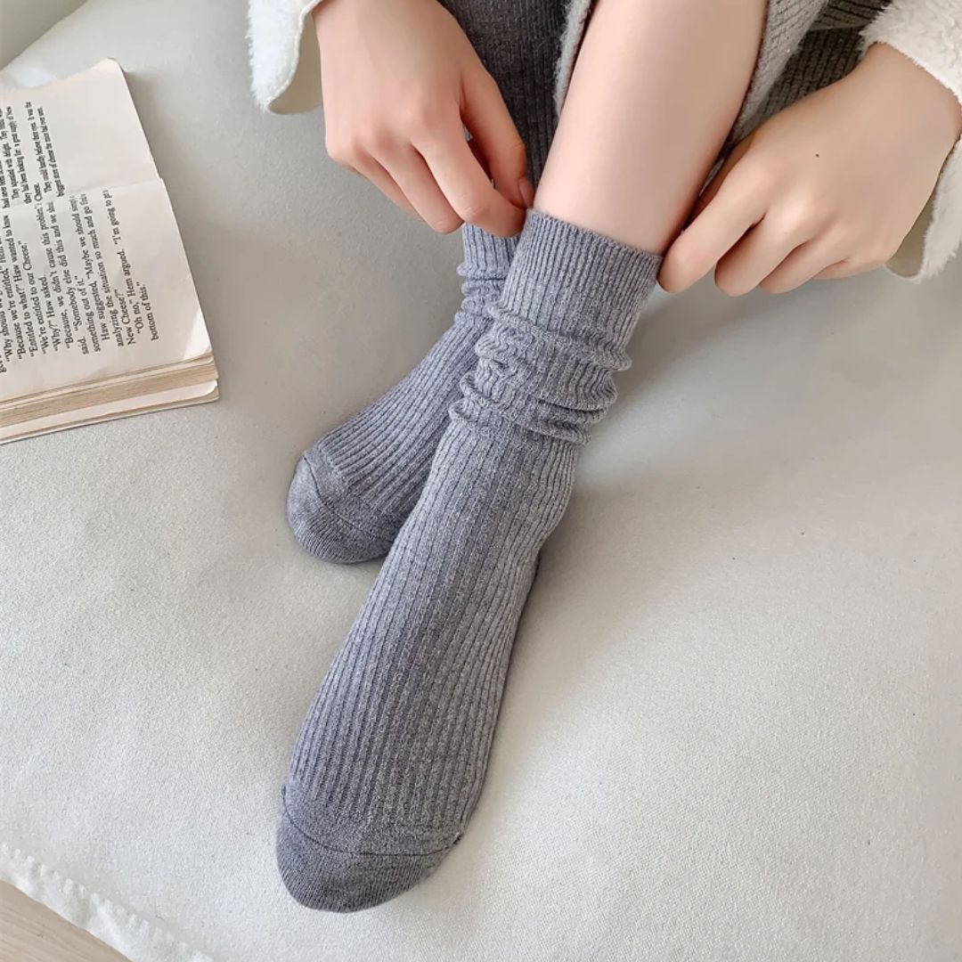 Graue gerippte Socken aus Baumwolle, gemütlich, warm, ideal für Herbst und Winter.