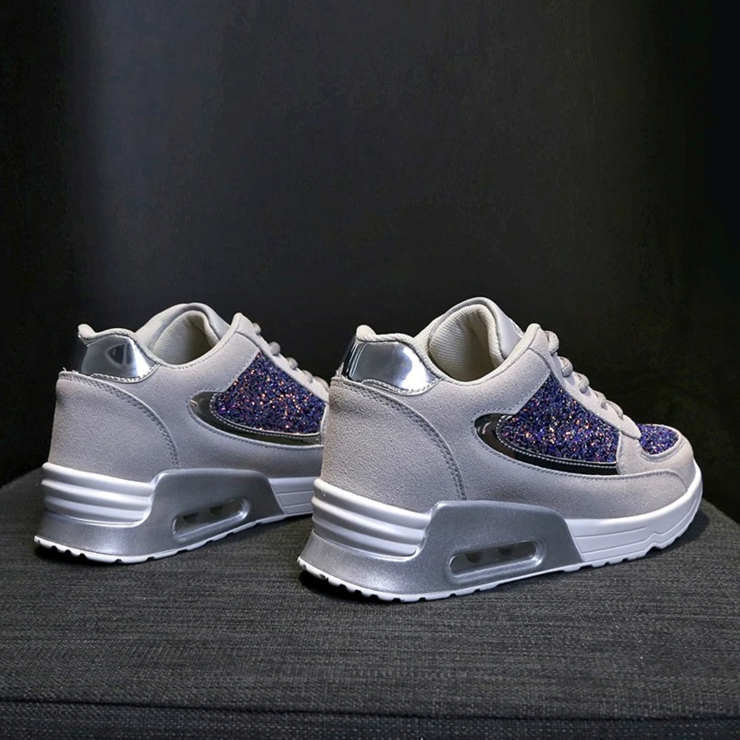 Graue Damen-Sneaker, orthopädisch, leicht, mit runder Spitze und Glitzerakzenten.