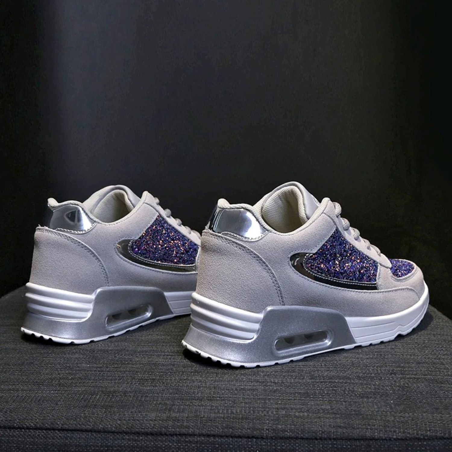 Graue Damen-Sneaker, orthopädisch, leicht, mit runder Spitze und Glitzerakzenten.