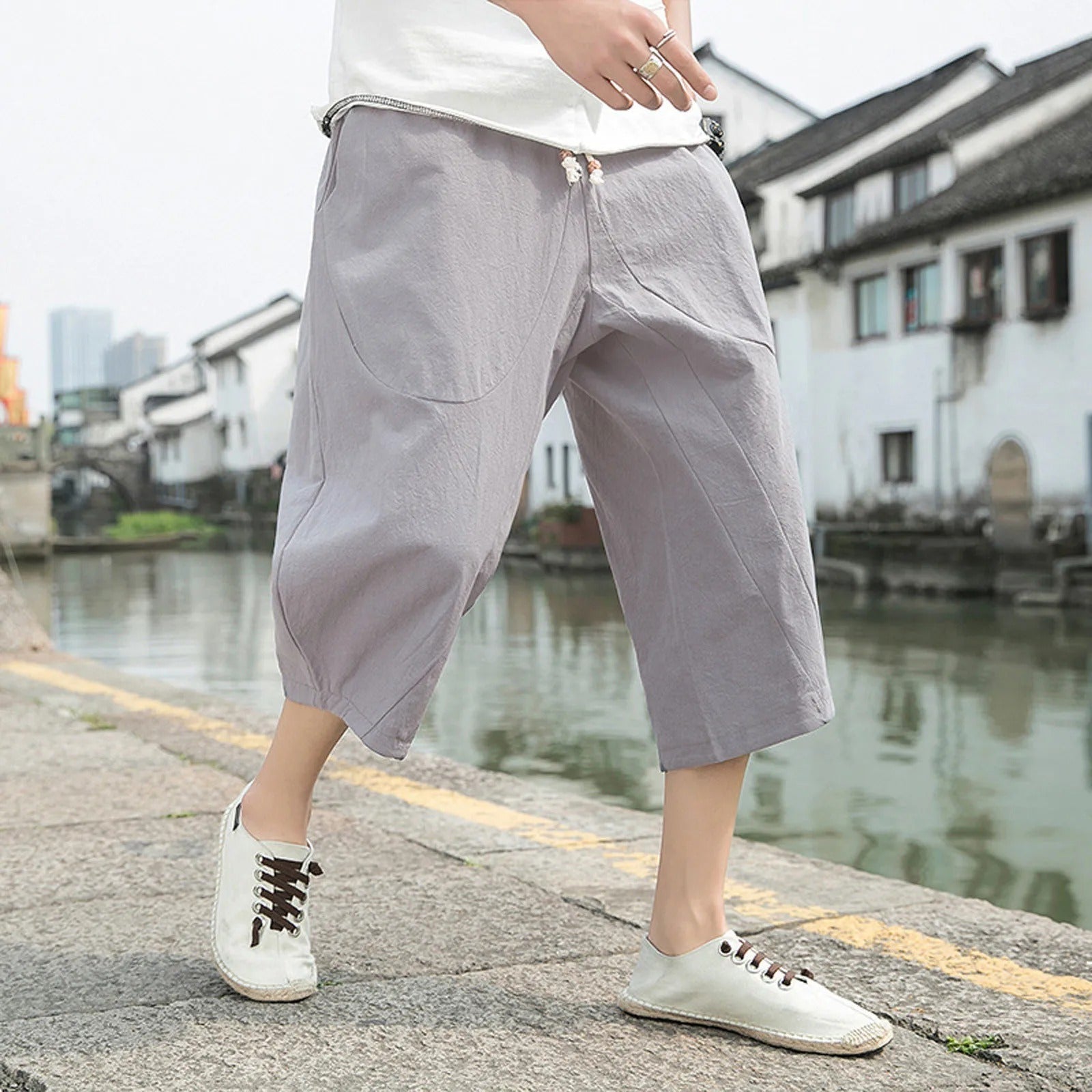 Graue Leinen-Caprihose für Herren, lässig, bequem, ideal für Sommermode.