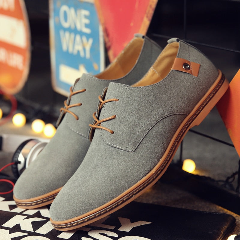 Graue Herren-Sneaker aus Wildleder mit brauner Sohle, lässig, modisch, bequem.