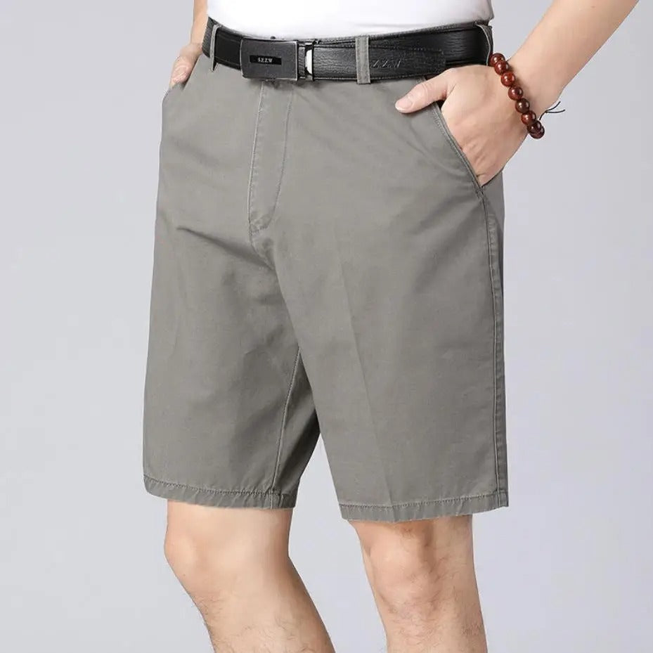 Graue Herrenshorts aus Baumwolle, lässig, mit schwarzem Gürtel, ideal für Sommermode.