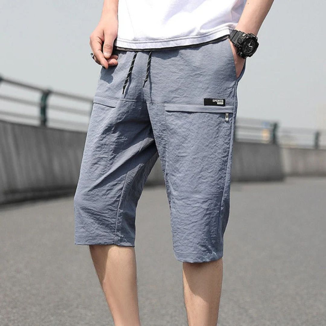 Graue Herren-Shorts, knielang, mit Taschen, lässig, Sommermode, Outdoor-Bekleidung.