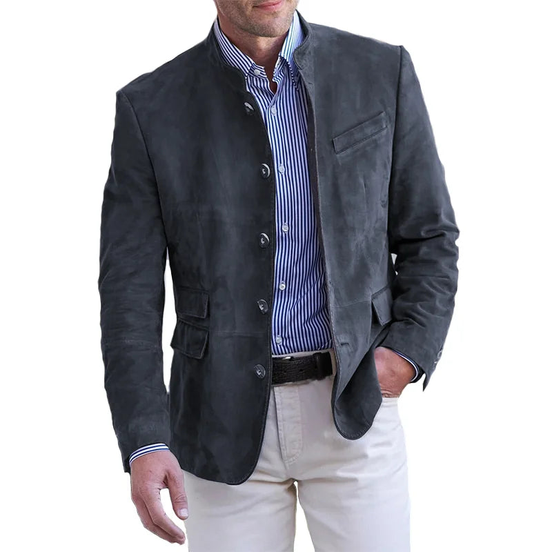 Mann in grauem Wildleder-Sakko, gestreiftes Hemd, weiße Hose, modische Herrenbekleidung.