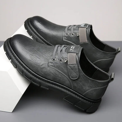 Graue Herrenschuhe aus Leder, rutschfeste Sohle, modisch, bequem, ideal für Business und Freizeit.