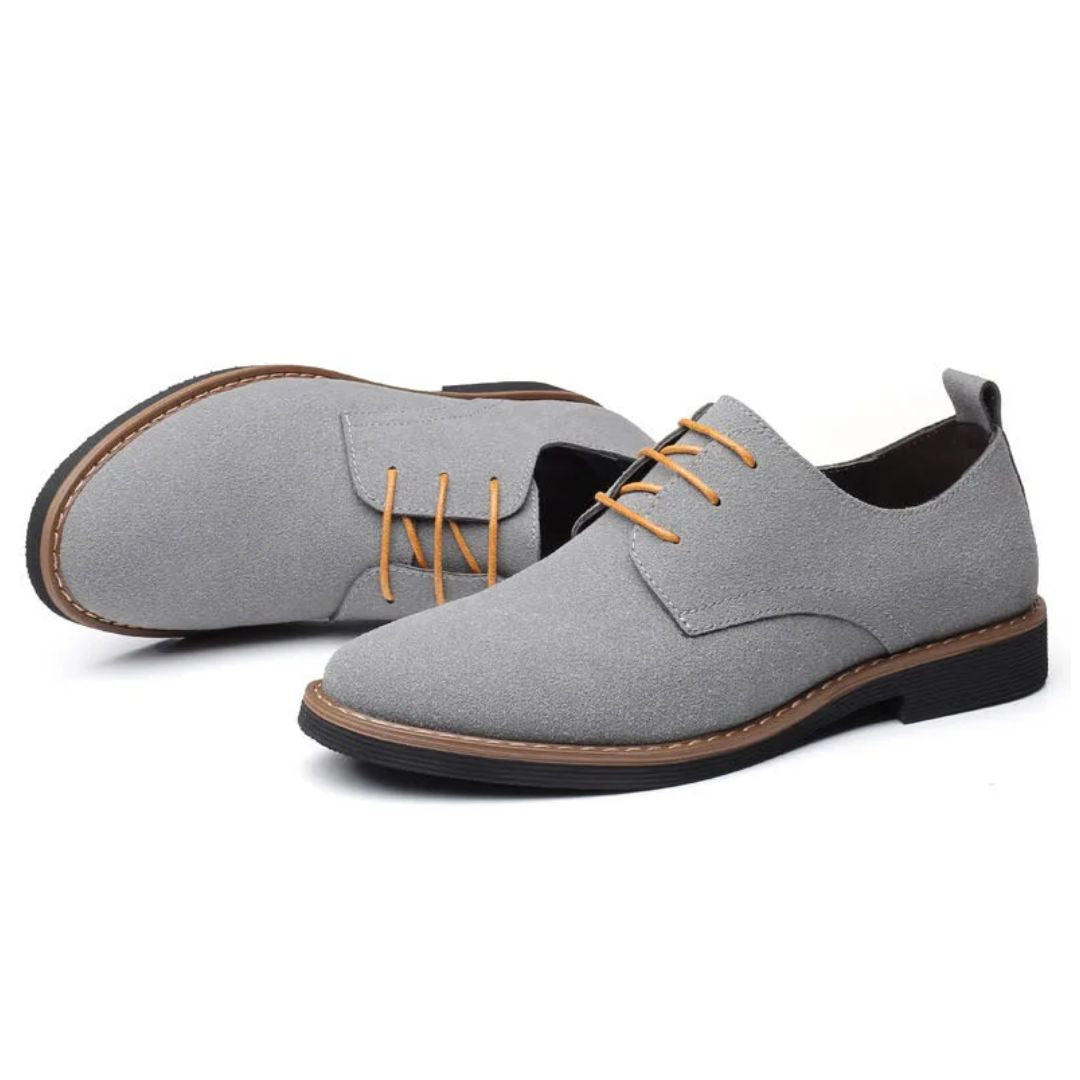 Graue Herren-Sneaker aus Wildleder mit braunen Schnürsenkeln, modisch und bequem.