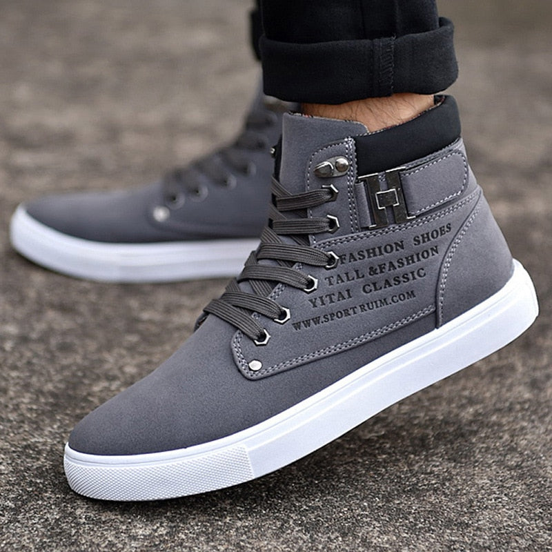 Graue Herren-Sneaker, hohe Knöchel, modisch, sportlich, Freizeit, Schnürung, Gummisohle.