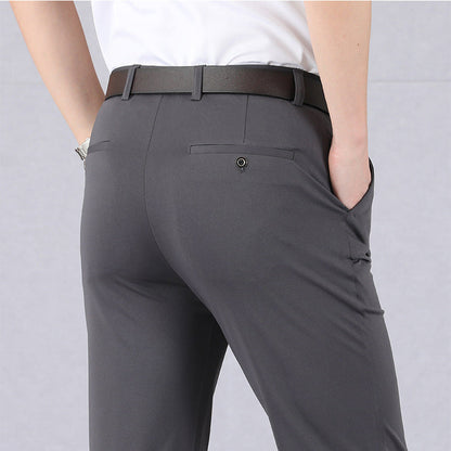 Herren Anzughose, dunkelgrau, Slim Fit, Business, elegant, mit schwarzem Ledergürtel.