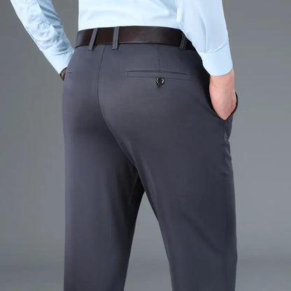 Graue Herrenanzughose, elegant, Businessmode, Rückansicht, schwarze Ledergürtel, Taschen.