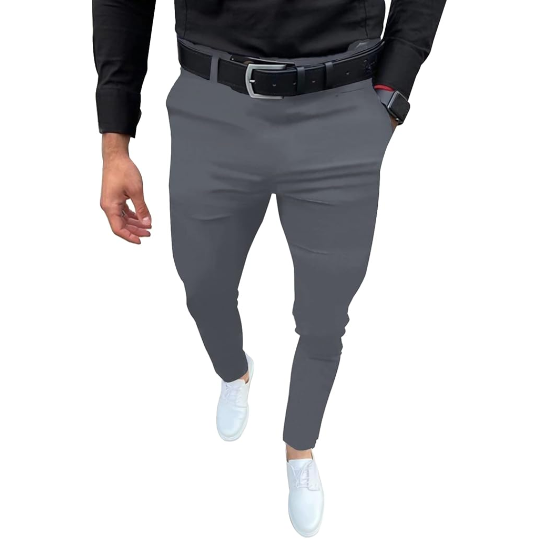 Mann in grauer Hose und schwarzem Hemd, weiße Sneaker, schwarzer Gürtel, modisch, elegant.