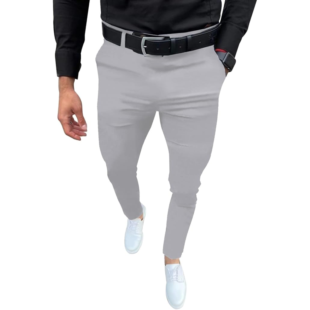 Mann in grauer Hose und schwarzem Hemd, weiße Sneaker, schwarzer Gürtel, modisch, elegant.