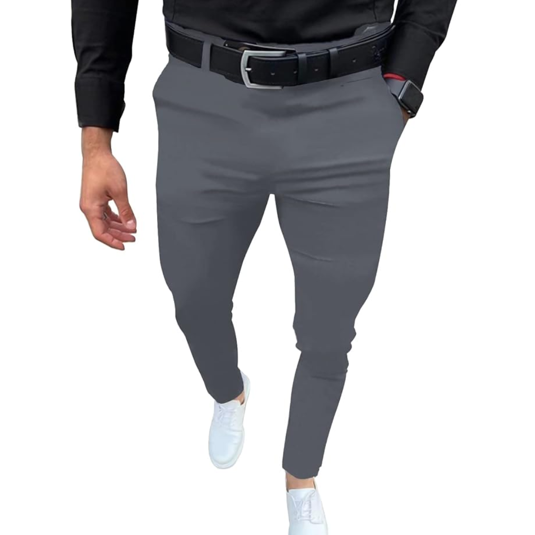 Mann in grauer Hose, schwarzem Hemd, weißem Sneaker, schwarzem Gürtel, Smartwatch.