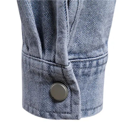Graue Jeansjacke Ärmel mit Knopf, Denim, modisch, robust, lässig, Detailansicht.