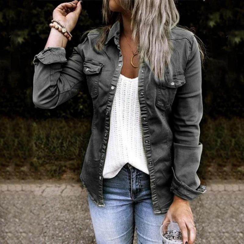 Graues Damen-Jeanshemd, langärmelig, lässig, über weißem Stricktop, modisch, urban.