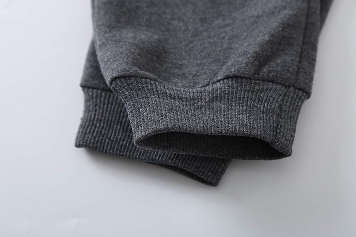 Graue Jogginghose aus Baumwolle, Nahaufnahme Bündchen, bequeme Sportbekleidung, Herrenmode.