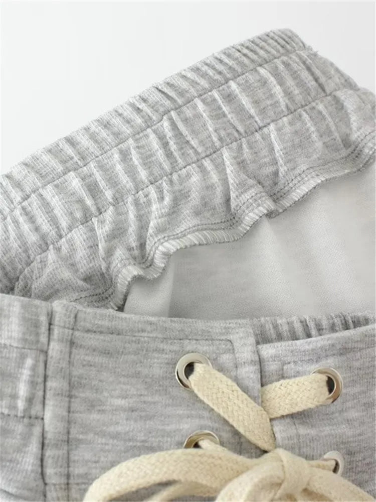 Graue Jogginghose mit Kordelzug, Baumwolle, bequem, sportlich, Freizeitkleidung.