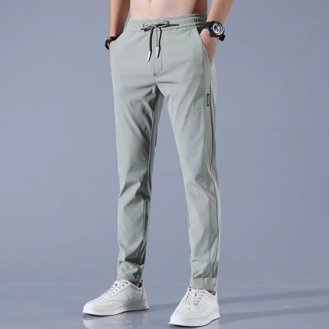 Herren Jogginghose, hellgrau, elastisch, mit Kordelzug, sportlich, bequem, modern.