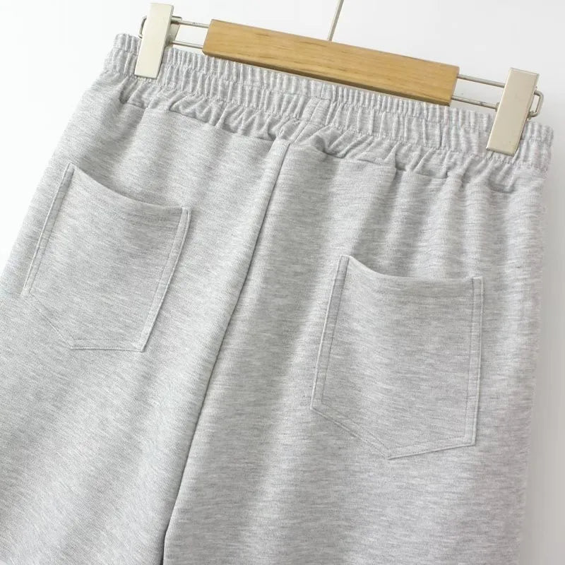 Graue Jogginghose aus Baumwolle mit elastischem Bund und Taschen, bequeme Sportbekleidung.