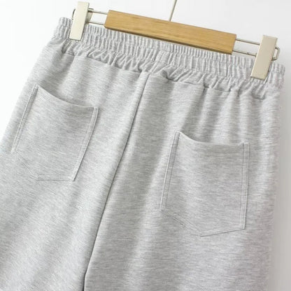 Graue Jogginghose aus Baumwolle mit elastischem Bund und Taschen, bequeme Sportbekleidung.