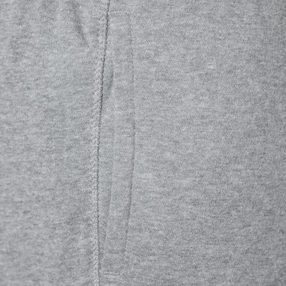 Graue Jogginghose aus Baumwolle, Nahaufnahme, weicher Stoff, bequeme Sportbekleidung.