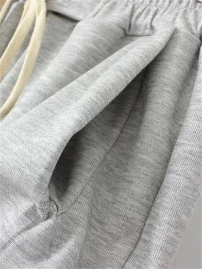 Graue Jogginghose aus Baumwolle mit Kordelzug, Nahaufnahme, bequeme Sportbekleidung.