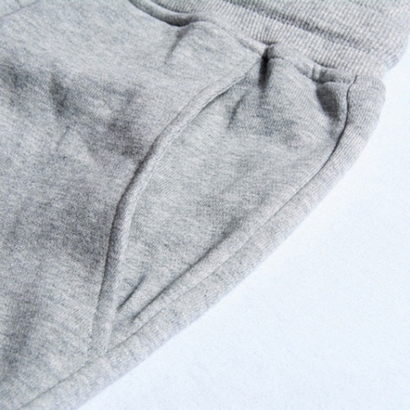 Graue Jogginghose aus Baumwolle, Nahaufnahme, weicher Stoff, bequeme Sportbekleidung
