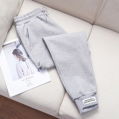 Graue Jogginghose aus Baumwolle, bequem, elastischer Bund, ideal für Freizeit und Sport.