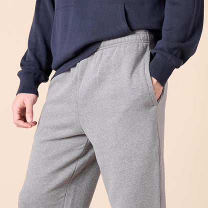 Mann in grauer Jogginghose und dunkelblauem Hoodie, Freizeitmode, bequeme Kleidung.