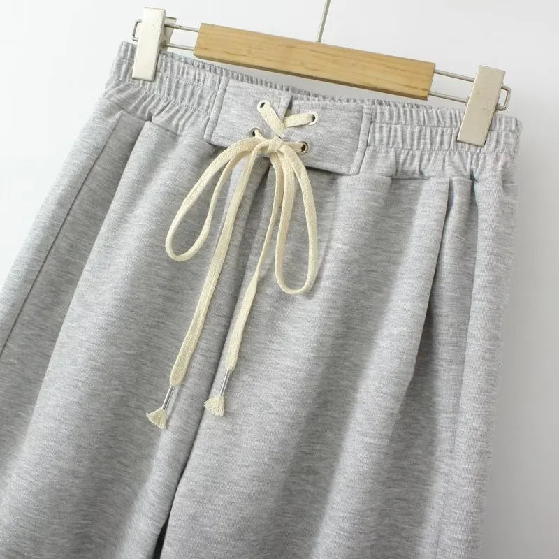 Graue Jogginghose mit Kordelzug, bequem, Baumwolle, Freizeitkleidung, Sportmode.