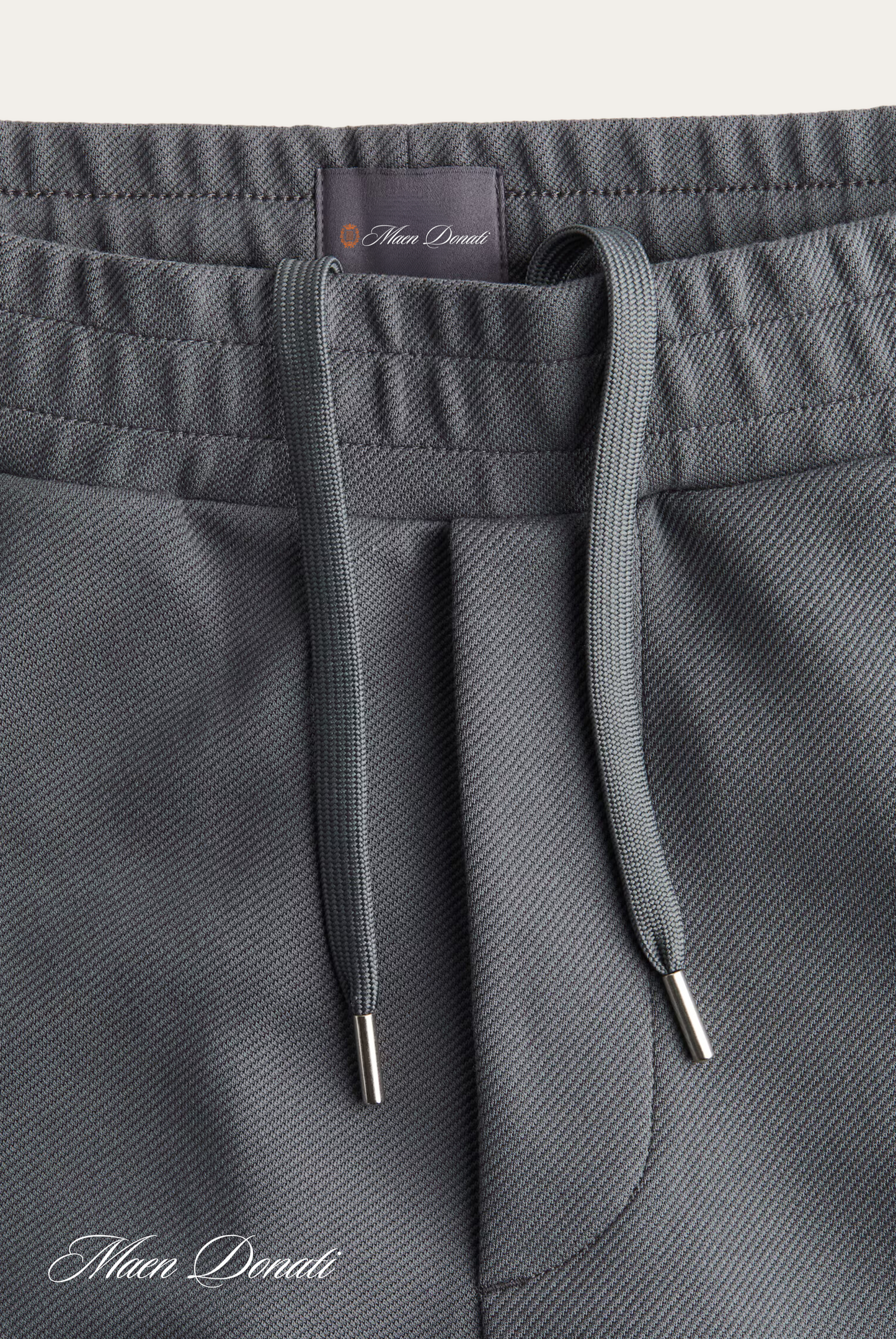 Graue Jogginghose mit Kordelzug, elastischer Bund, Mikrofaserstoff, sportlich, bequem.