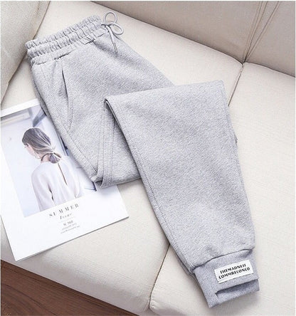 Graue Jogginghose aus Baumwolle, elastischer Bund, lässig, bequem, Sportmode, Damenbekleidung.