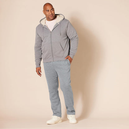 Mann in grauem Kapuzenpullover und Jogginghose, lässige Herrenmode, bequeme Freizeitkleidung.