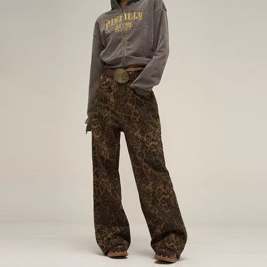 Damen-Outfit mit grauem Hoodie und brauner Leopardenhose, modisch, lässig, Herbstmode.