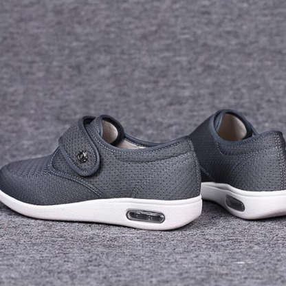 Graue orthopädische Schuhe mit Klettverschluss, atmungsaktiv, rutschfest, bequem.