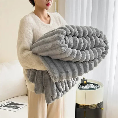 Flauschige graue Kunstfell-Decke, weich, warm, ideal für Herbst und Winter, gemütlich.