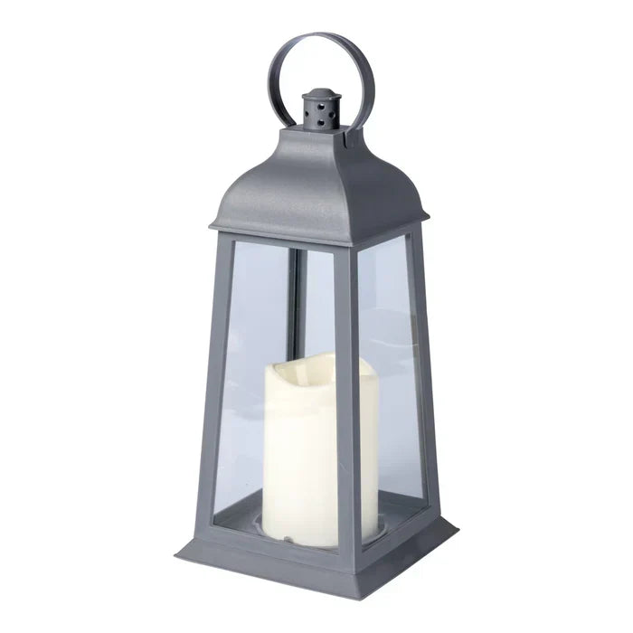 Graue Metalllaterne mit LED-Kerze, rechteckig, für Garten- oder Terrassendekoration.