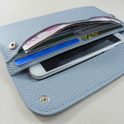 Graue Lederbrieftasche mit Kartenfächern, Geldscheinen und Smartphone, stilvoll und praktisch.