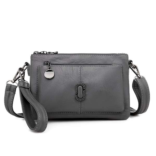Graue Leder-Umhängetasche mit Reißverschluss, verstellbarem Riemen und silbernen Details.