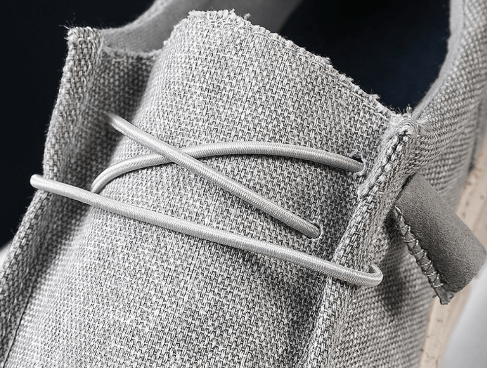 Graue Leinen-Loafer mit Schnürsenkeln, Nahaufnahme, modische Herrenschuhe, Textilmaterial.