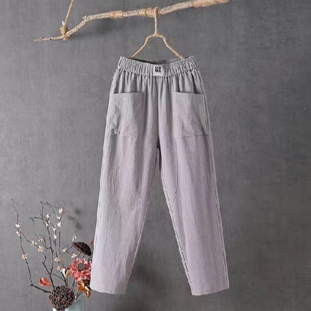Graue Leinenhose mit Taschen, Damenmode, lässig, bequem, auf Ast hängend.
