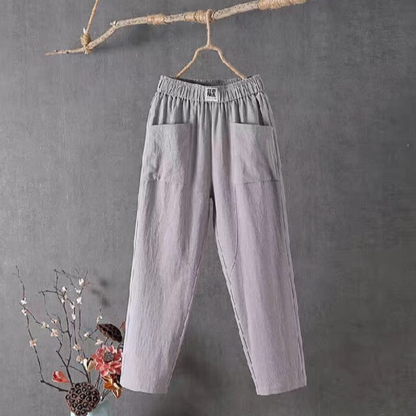 Graue Leinenhose mit Taschen, Damenmode, lässig, bequem, auf Ast hängend.