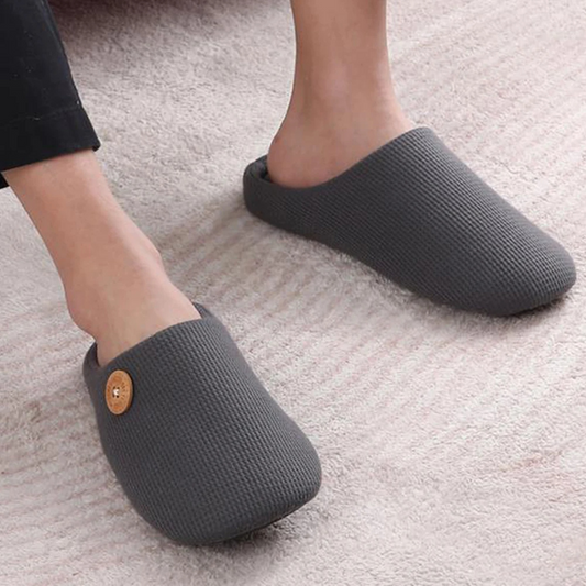 Graue Memory-Foam-Hausschuhe, rutschfest, bequem, Unisex, auf Teppichboden.
