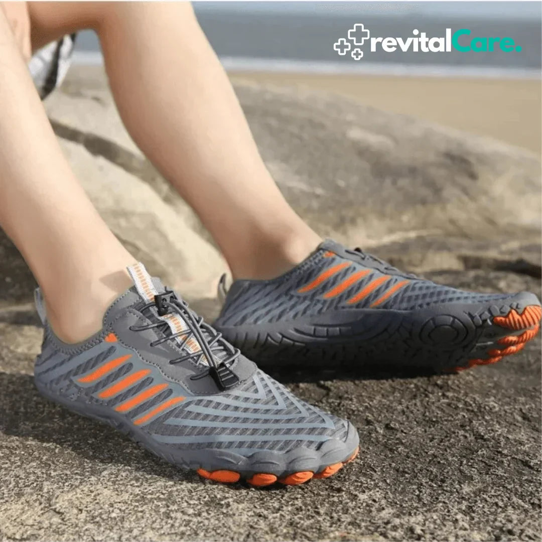 Graue und orange Barfußschuhe für Outdoor-Aktivitäten am Strand.