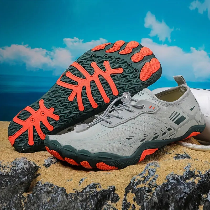 Graue Outdoor-Wasserschuhe mit rutschfester Sohle, ideal für Wandern und Wassersport.