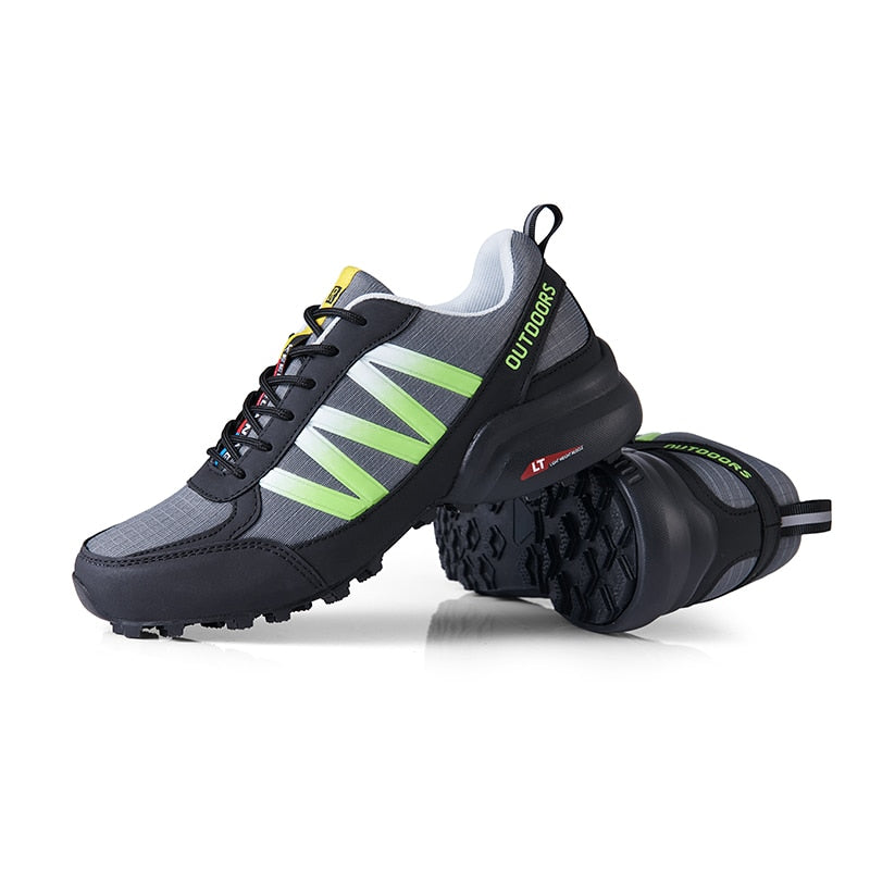 Graue Outdoor-Schuhe mit grünen Akzenten, rutschfeste Sohle, ideal für Wandern und Trekking.